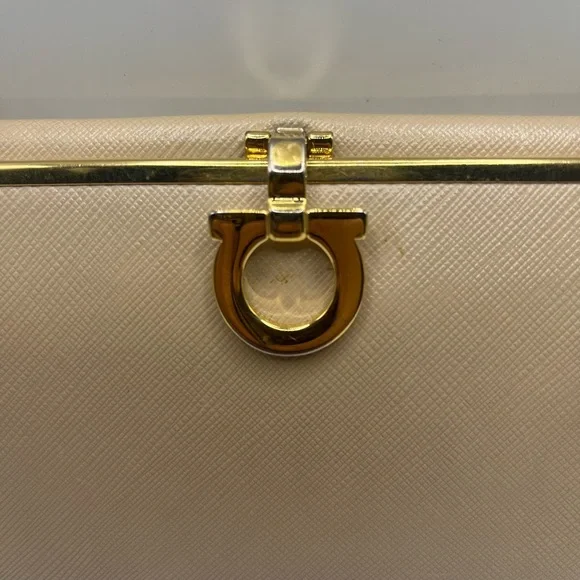 Salvatore Ferragamo long wallet. Beautiful condition. - Picture 2 of 12